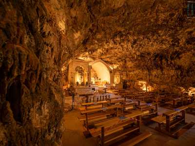 ...sono illuminate dalla luce calda di alcune lampade laterali